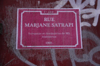 Rue de l'Annonciade rebaptisée en hommage à Marjane Satrapi (scénariste, dessinatrice de BD et réalisatrice), collage féministe.