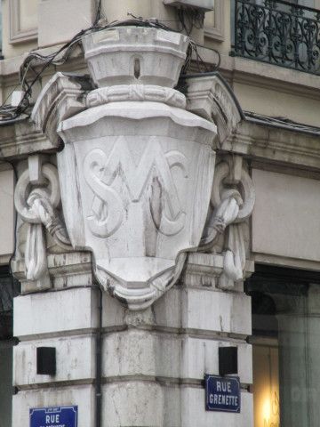 Angle sud-ouest de la rue Grenette et de la rue du Président-Édouard-Herriot, Société Marseillaise de Crédit, vue de l'immeuble et détail des armoiries.