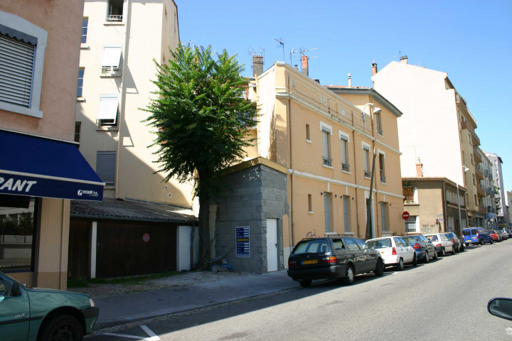 Aux numéros 12 et 14.
