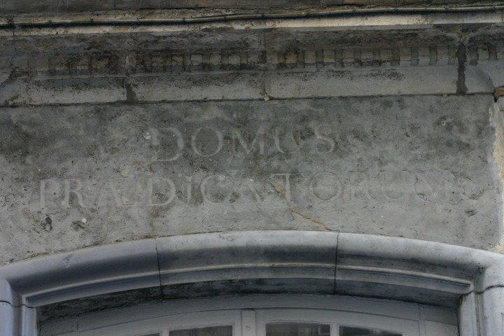 1 rue Émile-Zola, pierre gravée en mémoire du syndicat des fabricants de soie.