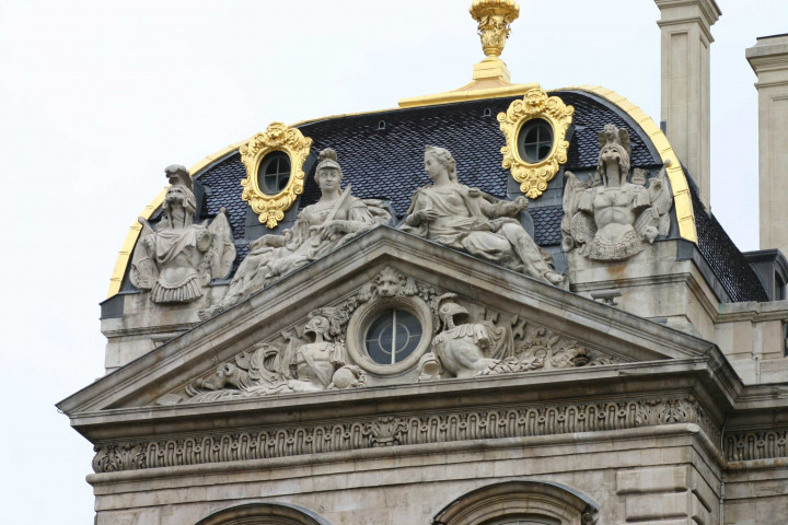 Hôtel-de-Ville, fronton et toiture.