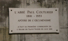 Eglise Saint-Nizier, plaque commémorative pour l'Abbé Paul Couturier et statues.