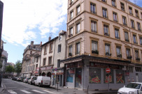 A l'angle de la Grande-rue de la Guillotière et de la rue Sebastien-Gryphe.