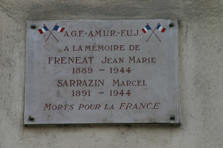 32 rue Burdeau, plaque en mémoire de Jean-Marie Freneat et Marcel Sarrazin.