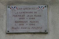 32 rue Burdeau, plaque en mémoire de Jean-Marie Freneat et Marcel Sarrazin.