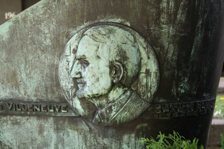 194 rue Duguesclin, monument en mémoire de Maurice Villeneuve, directeur de l'OPAC du Rhône.