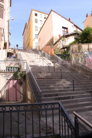Rue Pouteau vers la rue Diderot, escaliers.