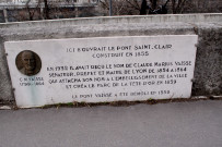 Plaque et médaillon en mémoire du pont et du préfet Vaïsse.