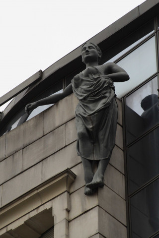 67 rue Boileau, motif sur le sommet de la façade de la maison.