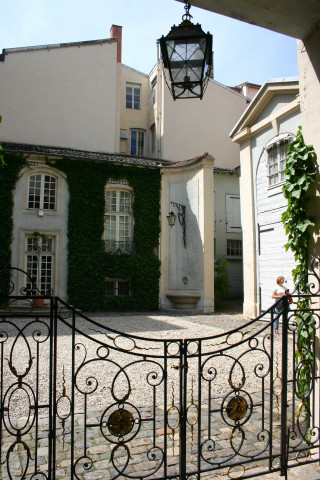 Plaque inaugurale, plaque des fondateurs, cour intérieure.