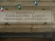52 rue Saint-Jean, plaque en mémoire de Guillaume Leroy (imprimeur).