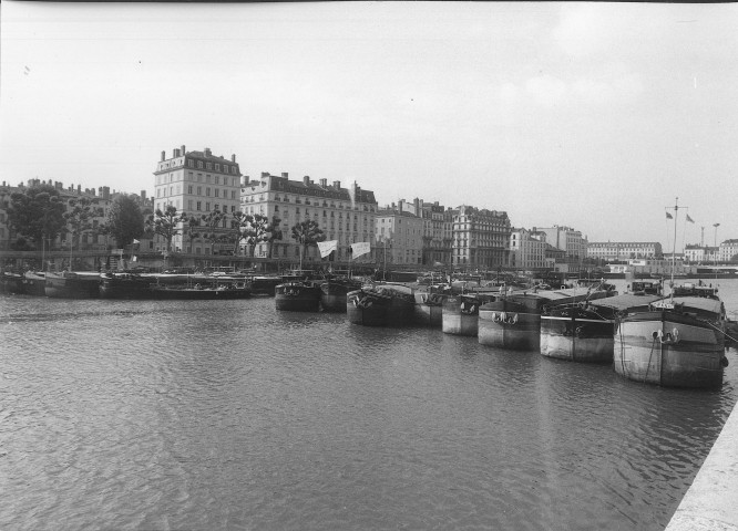 [Barrages de péniches sur la Saône].