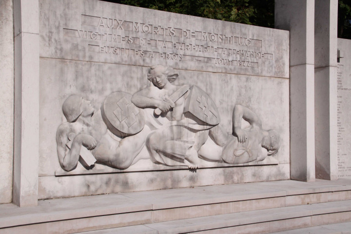 Monument aux Fusillés de 1944, bas-relief, liste des noms, inscriptions, panneau.