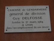 Caserne Delfosse, plaque en mémoire de Guy Delfosse (général de division).