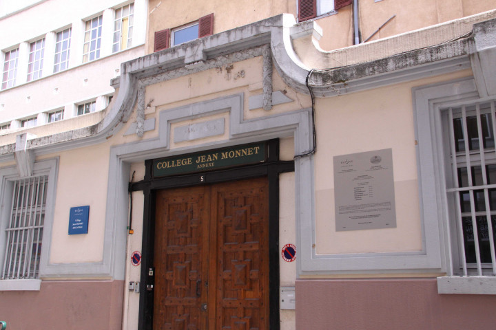 5 impasse Catelin, annexe du collège Jean-Monnet, façades et plaque commémorative.