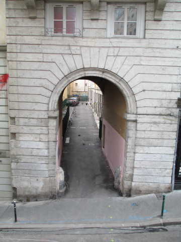 2 rue Fernand-Rey, porche.