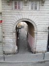 2 rue Fernand-Rey, porche.
