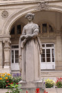 Cour intérieure, statue de Louise Labbé.
