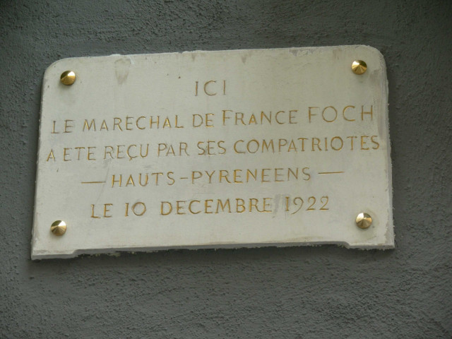 Angle de la rue Sainte-Hélène et de la rue Auguste-Comte, plaque commémorative.
