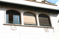 Rue Poudrière, façade et mascarons.