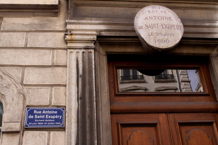 8 rue Antoine-de-Saint-Exupéry, plaque en mémoire d'Antoine de Saint-Exupéry.