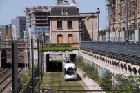 Ligne Tram T4 au niveau de la rue des Frères-Lumière, vue nord.