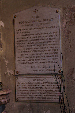 Eglise Saint-Polycarpe, intérieur, plaque en mémoire de Pauline Jaricot (fondatrice des œuvres de la Propagation de la foi et du Rosaire vivant).