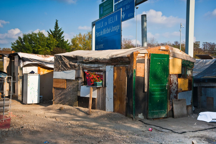 Vue du camp et de la signalisation de la route.
