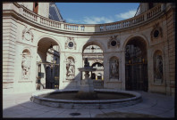 Hôtel de Ville : vues de la fontaine de la cour haute.