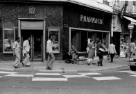 Invalide jouant du violon devant la pharmacie de la place de la Croix-Rousse.