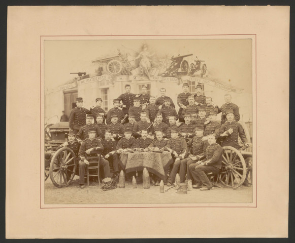 Militaires du 2e Régiment d'artillerie de Grenoble, portrait de la classe 1880-1885.