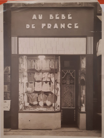 Façade de la boutique Au Bébé de France de Pauline Porcher (1880-1963), situé 18 cours Morand, vers 1920, 374II/12.