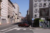 Angle de l'avenue des Frères-Lumière et de la rue Rollet.