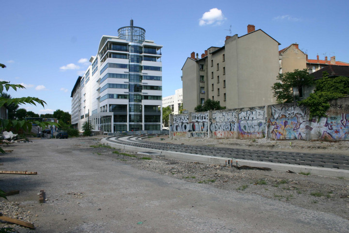 Travaux d'établissement de lignes de tramway, emprise vers la rue Million, au niveau de la rue Paul-Bert, direction nord.