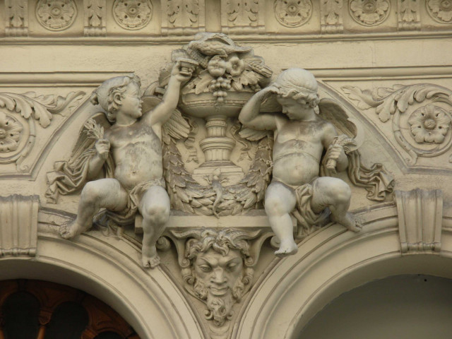 99 rue du Président-Édouard-Herriot, statue.