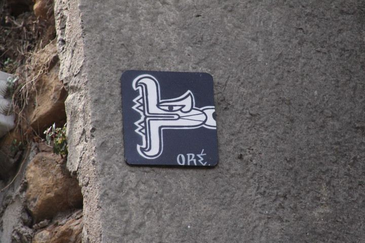 Vers la rue Armand-Caillat, graff d'Oré.