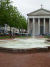 Fontaine centrale et église.