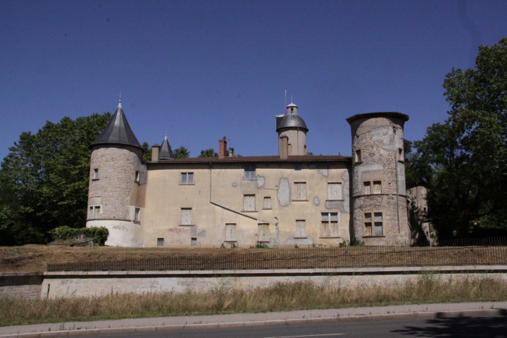 Vues générales du château.