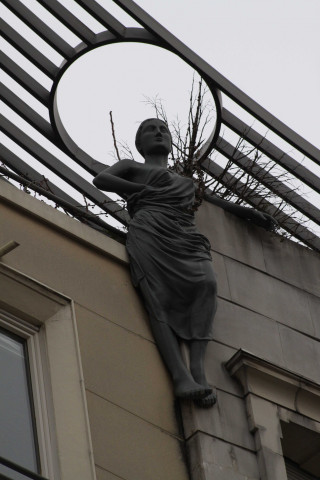 67 rue Boileau, motif sur le sommet de la façade de la maison.