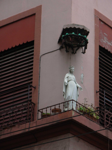 Angle sud-est de la rue Pouteau et de la rue des Tables-Claudiennes, statue.