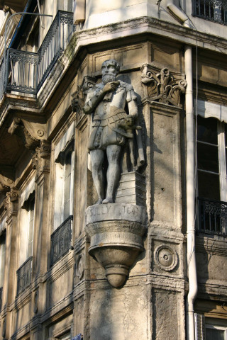 Angle nord-est de la rue Sully et du quai de Serbie, statue de Sully.