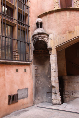 58 rue Mercière, cour, tour, ancien puits, colonnades.